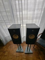 B&W 602 S3 μαζί με τις βάσεις.