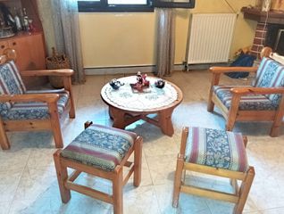 Σαλονακι με πεντε καρεκλες
