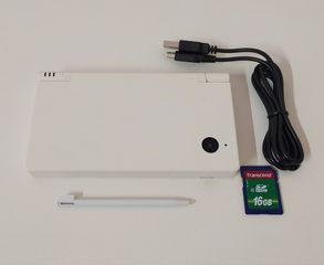 Nintendo DSi 16GB & 100 Παιχνίδια