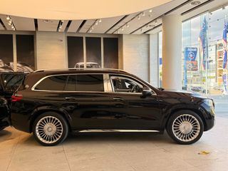 Mercedes-Benz GLS 600 2024 MAYBACH Two-Tone Full Options-thumb-6