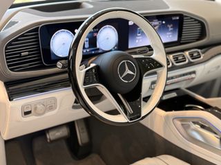 Mercedes-Benz GLS 600 2024 MAYBACH Two-Tone Full Options-thumb-19