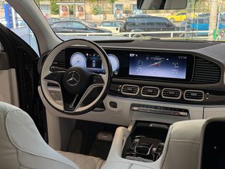 Mercedes-Benz GLS 600 2024 MAYBACH Two-Tone Full Options-thumb-21