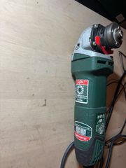 Γωνιακός τροχός Bosch PWS 700-115 με ισχύ 700W. Παίρνει δίσκο 115mm 11.000 στροφές ανά λεπτό