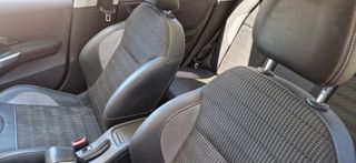 Peugeot 2008 2018 1.2 PURETECH 110 ALLURE-thumb-19