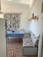 καναπέδες, τραπεζάκι και τραπέζι κουζίνας