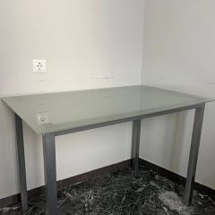 Τραπέζι γυάλινο με μεταλλικό σκελετό 110 × 70 cm