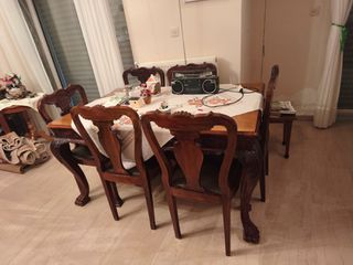 Τραπεζαρία με λιονταρίσια πόδια
