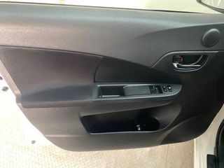 Toyota Verso-S 2011-thumb-7