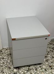 Γραφείο με συρταριέρα