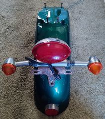 TRIUMPH BONNEVILLE T100 2004 ΦΤΕΡΟ ΠΙΣΩ ΜΑΖΙ ΜΕ ΦΑΝΑΡΙ STOP, ΔΕΞΙ - ΑΡΙΣΤΕΡΟ ΦΛΑΣ ΚΑΙ ΒΑΣΗ ΠΙΝΑΚΙΔΑΣ ΚΟΜΠΛΕ