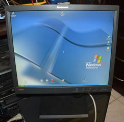 Οθόνες 4/3, 17", ανάλυσης 1280x1024, με DVI - VGA (η μία έχει ενσωματωμένα ηχεία), η μία
