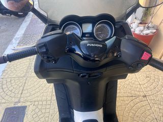 Piaggio XEvo 250 2015-thumb-1