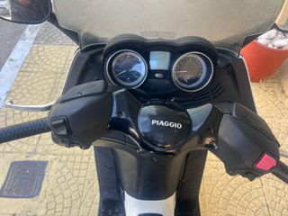 Piaggio XEvo 250 2015-thumb-2
