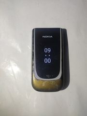 Nokia 7020 με ρολόι γκρι χρώμα.