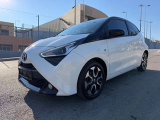 Toyota Aygo 2018 X play. Automatic. Keyless go.-thumb-1