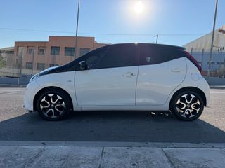 Toyota Aygo 2018 X play. Automatic. Keyless go.-thumb-3
