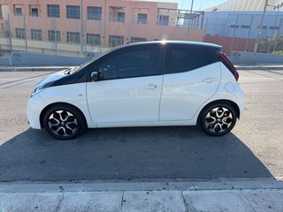 Toyota Aygo 2018 X play. Automatic. Keyless go.-thumb-4