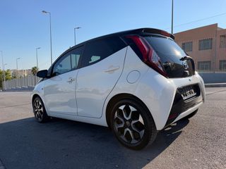 Toyota Aygo 2018 X play. Automatic. Keyless go.-thumb-6
