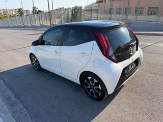 Toyota Aygo 2018 X play. Automatic. Keyless go.-thumb-7