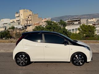 Toyota Aygo 2018 X play. Automatic. Keyless go.-thumb-15