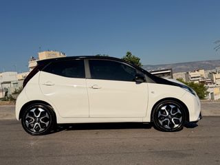 Toyota Aygo 2018 X play. Automatic. Keyless go.-thumb-16