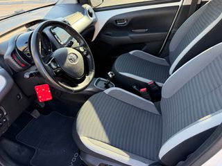 Toyota Aygo 2018 X play. Automatic. Keyless go.-thumb-24