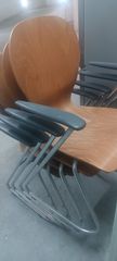 Πωλούνται ξύλινες καρέκλες με ανάκλιση στην πλάτη και ανοξείδωτα ποδια