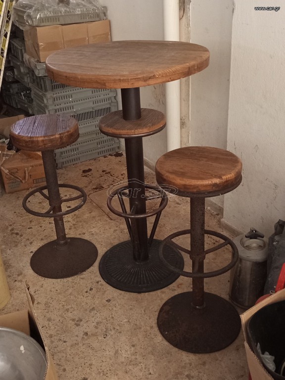 Ψηλό τραπέζι με τέσσερα σκαμπό