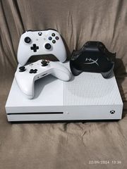 Xbox One S 1TB – 2 Χειριστήρια – HyperX ChargePlay Duo – Τιμονιέρα Speedlink