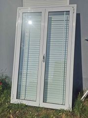 Πόρτα μπαλκονιού αλουμινίου και μερικά παράθυρα