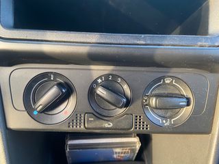 Volkswagen Polo 2010-thumb-13