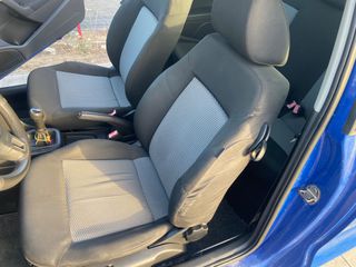 Volkswagen Polo 2010-thumb-16