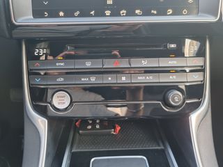 Jaguar XE 2017 Jaguar XE 25d R-Sport AWD-thumb-54