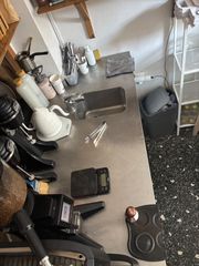 Πάγκος καφέ inox με νιπτήρα κ εσοχή για μικρό ψυγείο.