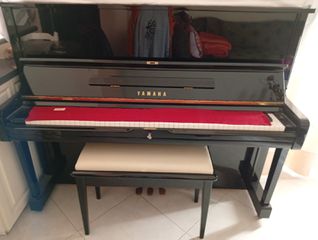 Πιάνο Yamaha U1A με κάθισμα – Άριστη κατάσταση