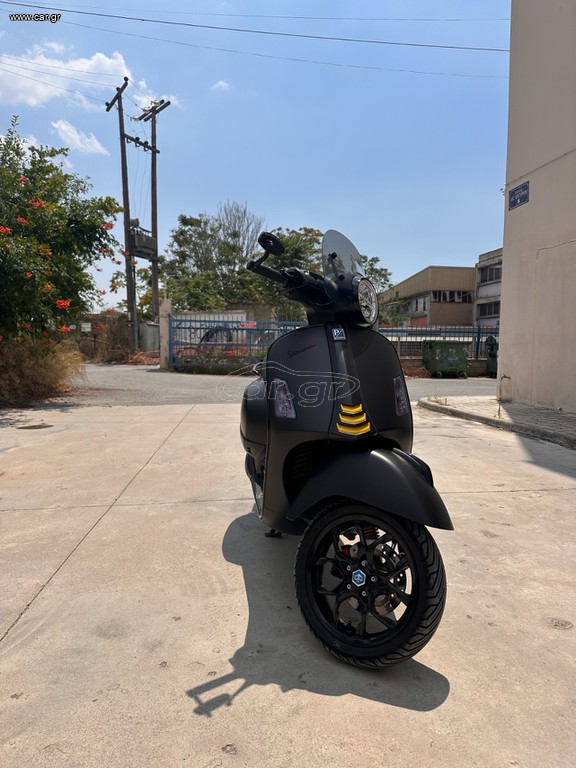 Vespa GTS Super Tech 300 2021