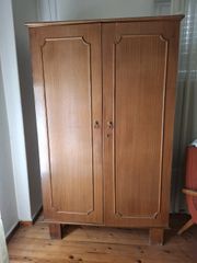 Ντουλάπα δίφυλλη αντίκα μεταχειρισμένη με κλασικό σχεδιασμό και καθρέπτη