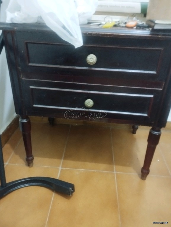 κομοδίνο ξύλινο