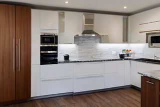 Intrahome Pearl Prime 1 χρώμα Λευκό Λακέ Πάνω & Δρυς Κάτω έπιπλα κουζίνας 10 Μέτρα συνολικα τρέχον μέτρα Intrahome-65652472
