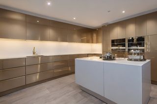 Intrahome Domus Studio 1 χρώμα Γυαλιστερό Χρυσό έπιπλα κουζίνας 10 Μέτρα συνολικα τρέχον μέτρα Intrahome-65652600