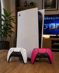 PS5 Disc Edition + 2 Sony DualSense Controllers (Λευκό και Ροζ)