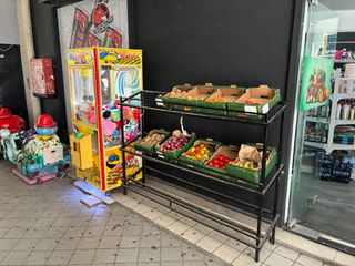 Πωλούνται δύο σιδερένιοι πάγκοι φρούτων, 2 μέτρα μήκος 1.4 ύψος 0.40 πλάτος το ένα με τρία και το άλλο με δύο ράφια