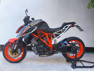 KTM 1290 Super Duke R 2019-thumb-1