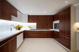 Intrahome Onyx Studio 3 χρώμα Λευκό Λακέ Πάνω & Καρυδιά Κάτω έπιπλα κουζίνας 10 Μέτρα συνολικα τρέχον μέτρα Intrahome-65650480