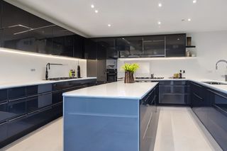Intrahome Eterna Studio 3 χρώμα Λακέ Λευκό Γυαλιστερό έπιπλα κουζίνας 10 Μέτρα συνολικα τρέχον μέτρα Intrahome-65650680