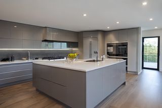 Intrahome Kyma Studio 3 χρώμα Γκρι Ανοιχτό Πάνω & Δρυς Σκούρα Κάτω έπιπλα κουζίνας 10 Μέτρα συνολικα τρέχον μέτρα Intrahome-65650700