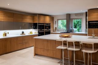 Intrahome Aegean Modern 3 χρώμα Καπλαμάς Φυσική Δρυς έπιπλα κουζίνας 10 Μέτρα συνολικα τρέχον μέτρα Intrahome-65650784