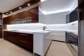 Intrahome Helios Studio 3 χρώμα Λευκό Λακέ Πάνω & Καρυδιά Κάτω έπιπλα κουζίνας 10 Μέτρα συνολικα τρέχον μέτρα Intrahome-65650940