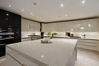 Intrahome Toscana Studio 3 χρώμα Λακέ Κρεμ Γυαλιστερό έπιπλα κουζίνας 10 Μέτρα συνολικα τρέχον μέτρα Intrahome-65651000