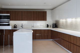 Intrahome Scandi Studio 3 χρώμα Λευκό Λακέ Πάνω & Δρυς Κάτω έπιπλα κουζίνας 10 Μέτρα συνολικα τρέχον μέτρα Intrahome-65651100
